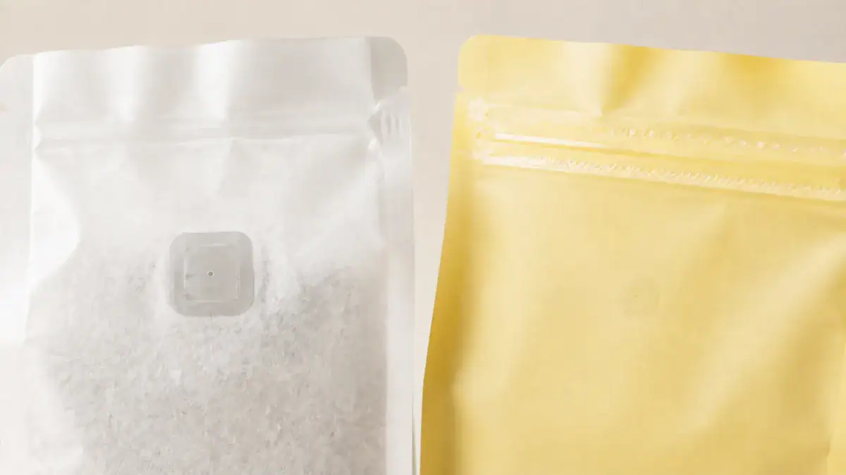 Flat, label-style degassing valve on a coffee bag — the low-profile alternative to the classic moulded cap valve